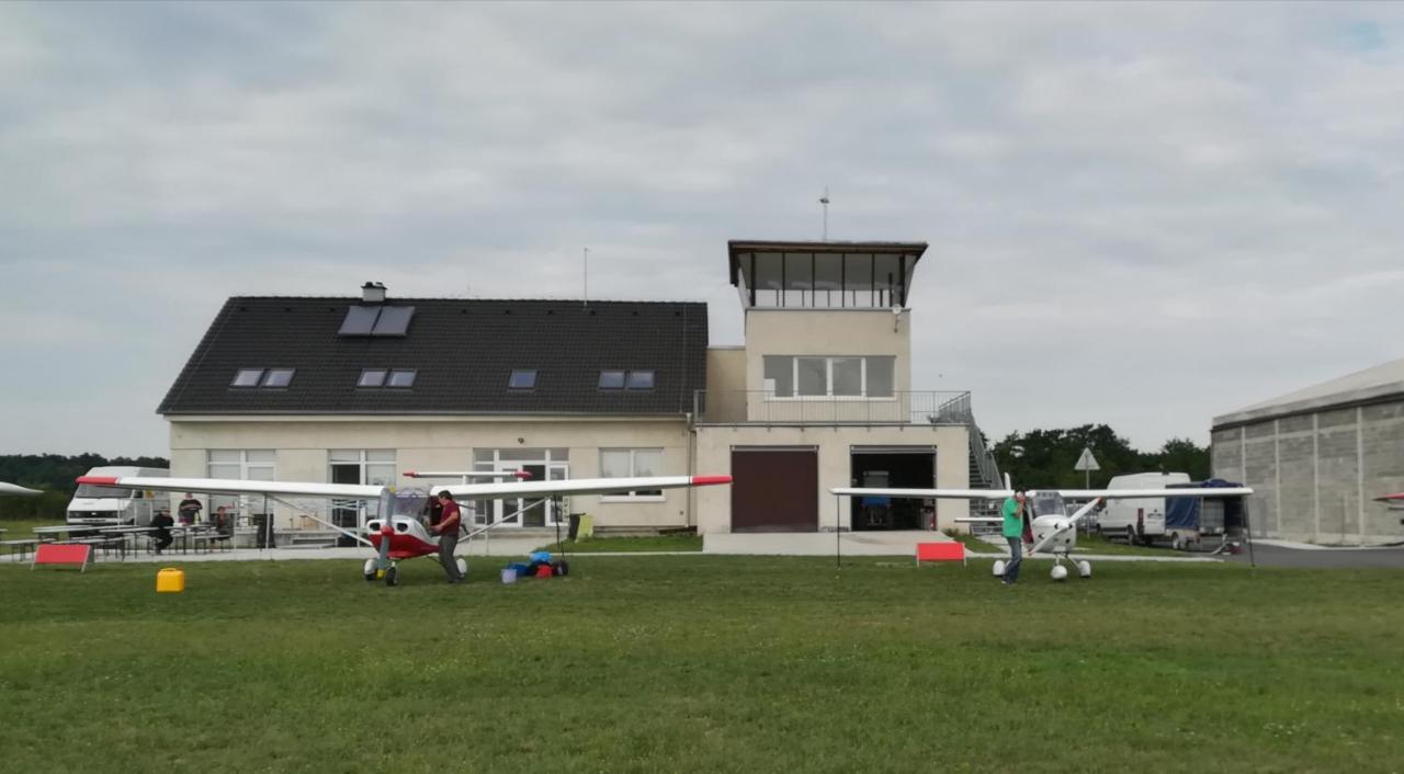 Letisko Dubova Hostel Dubova  Bagian luar foto